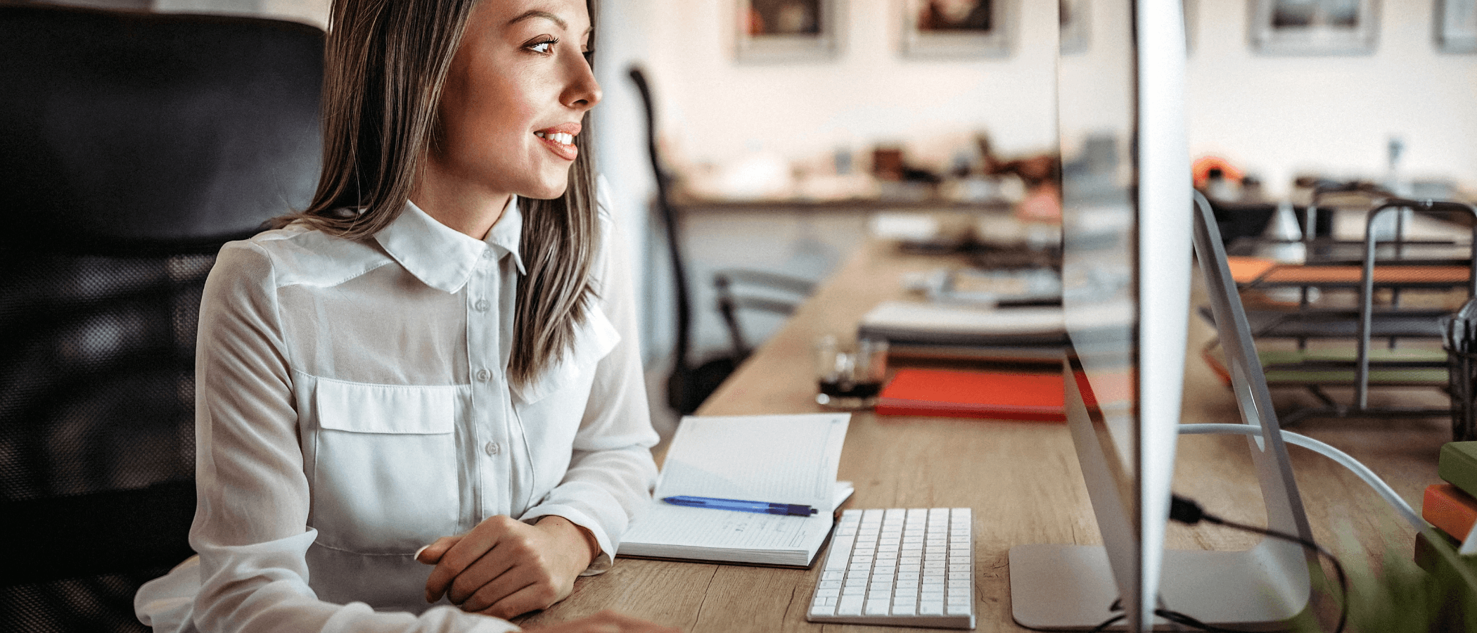 Osoba pracująca na komputerze